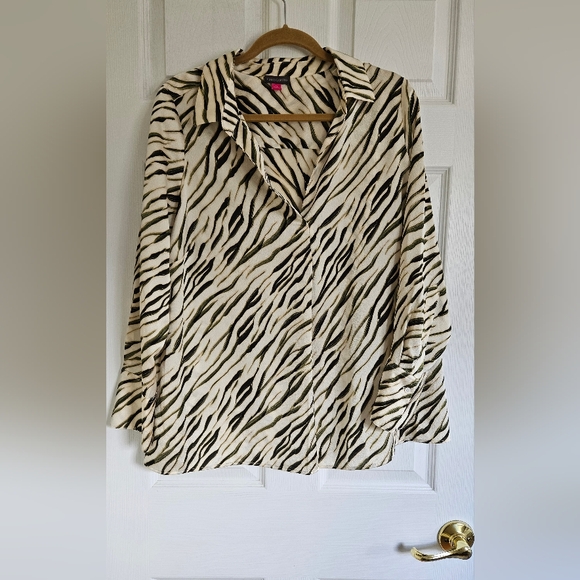 Vince Camuto 1x green and ivory open collar blouse - Picture 1 of 16